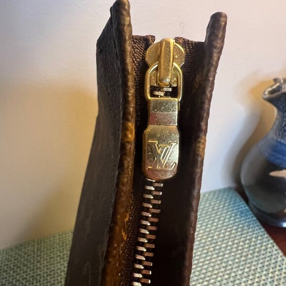 NEW Louis Vuitton Monogram Canvas Toiletry 26 Pouch - Picture 10 of 12